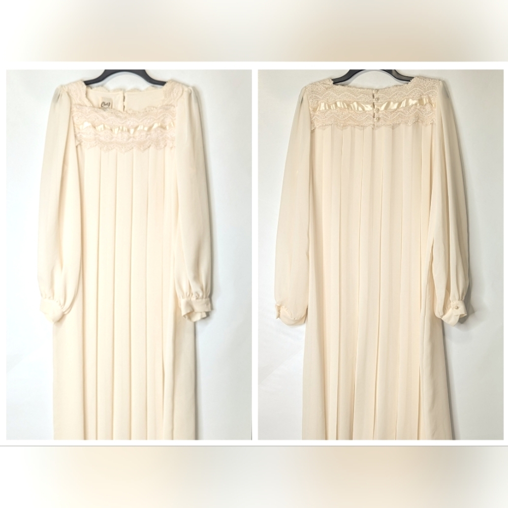 Vintage Chez California Plus Size 3x pleated dress, cream. Very flattering